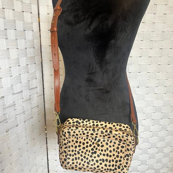 Madewell The Transport Camera Bag in dotted calf hair - Picture 5 of 12